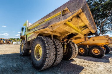 Taş ocağında devasa bir çöp kamyonu var.