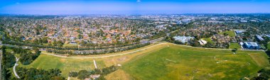 Güneşli bir günde Melbourne, Avustralya 'daki Mulgrave banliyösünün hava manzarası