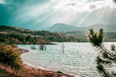 Avustralya 'daki Jindabyne Gölü tepelerinde parlayan güneş ışınları..