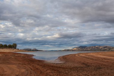 Viktorya dönemi kırsal tepeleri arasında Hume Gölü