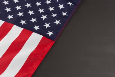 Siyah karatahtanın üzerinde kopya alanı olan Amerikan bayrağı parçası
