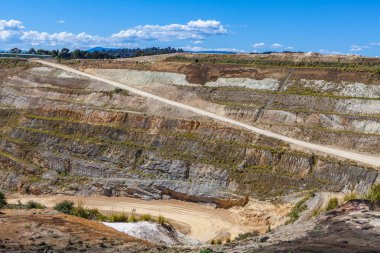Kireçtaşı madeninin dibine giden toprak yol.