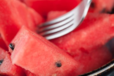 Çatallı karpuz dilimleri çok yakın plan. Sığ alan derinliği.