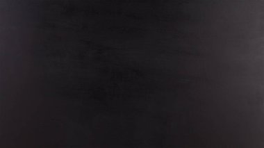 Siyah arka planlı, beyaz, ahşap masa. Kopyalama alanı olan yatay resim