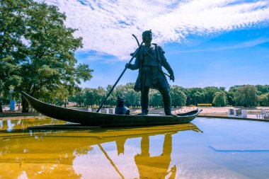 Gomel, Belarus - 26 Haziran 2019: Luchs 'un ünlü heykeli ve parlak bir yaz gününde Gomel' in ilk sakini