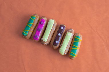 Turuncu buruşuk kağıt zemin üzerinde fotokopi alanı olan çapraz Fransız eklerince üst görünüm