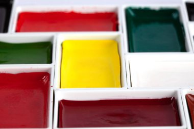 Sığ alan derinliğine sahip renkli suluboya tavalarının yaratıcı düzeni