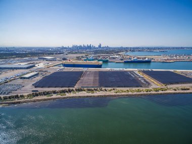 Öğlen saatlerinde Yarra Nehri, CBD silueti ve Melbourne Uluslararası Yuvarlak Otomotiv Terminali 'nin (MIRRAT) hava görüntüsü. Melbourne, Victoria, Avustralya