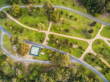 Mallacoota kıyı rezervinin hava manzarası. Güzel bir bahçe, ağaçlar, çimenler, yürüyüş yolları. Victoria, Avustralya