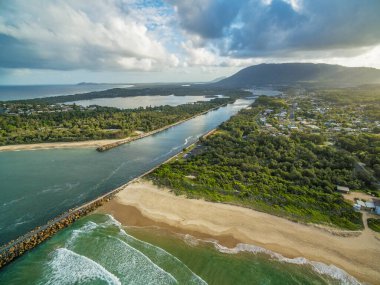Gün batımında Camden Haven Körfezi 'nin havadan görüntüsü. Yeni Güney Galler, Avustralya