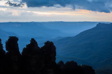 NSW, Avustralya 'nın Mavi Dağları' nda ünlü üç kız kardeş kaya oluşumu silueti.