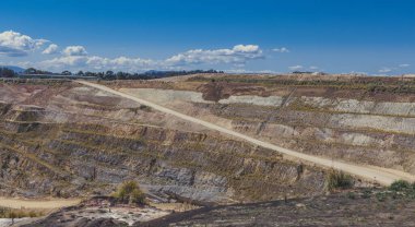 Toprak katmanlarından kireç taşı madenine giden toprak yol.