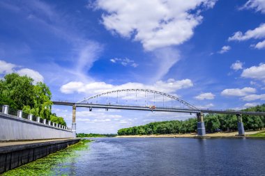 Gömel, Belarus 'ta Sozh nehri boyunca metal yaya köprüsünde yürüyen insanlar