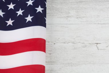 Beyaz ahşap masada Amerikan bayrağı katlanmıştı. Kopyalama alanı olan yatay resim