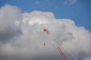 Endüstriyel vinç beyaz kabarık bulutlara karşı kopyalama alanı