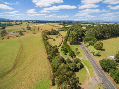 Kırsal yol ve güzel kırsal bölge havası