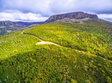 Kırsal yol, orman ve dağların havadan görünüşü
