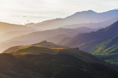 Canterbury 'nin güzel tepeleri Hanmer Springs yakınlarında gün batımında, Güney Adası, Yeni Zelanda