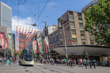 Melbourne, Avustralya - 16 Aralık 2017: Melbourne Bourke Caddesi 'nde Noel havası