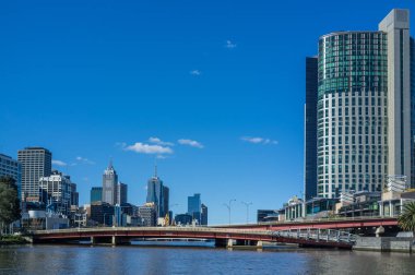 Yarra Nehri 'nden Melbourne CBD gökdelenleri.