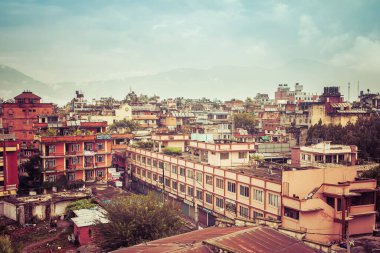 Pokhara, Nepal - 28 Eylül 2011: Şehir manzarası - Pokhara, Nepal 'deki fakir evlerin çatıları