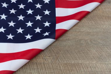 Amerikan bayrağının bir parçası ahşap ceviz tablosuna katlanmış ve fotokopi alanı var.