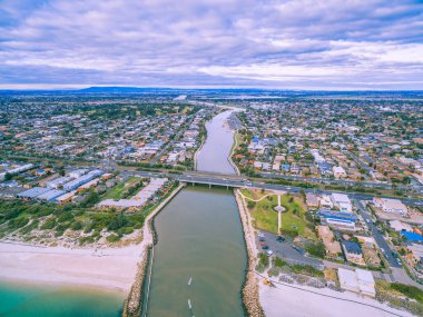 Patterson Nehri, Melbourne, Avustralya 'daki Nepean Highway köprüsünün havadan görüntüsü.