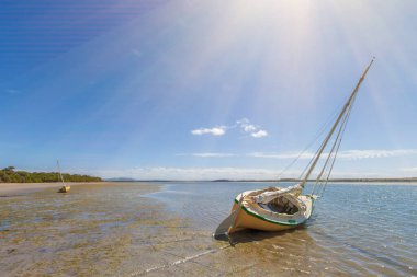 Kumsala demirlemiş iki tekne Sandy Point sahilinde, Victoria, Avustralya