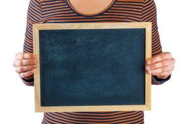 Kadın elleri, vücudun önünde küçük siyah karatahtayı tutuyor. Beyaz zemin üzerinde izole edilmiş, kopyalama alanı olan.