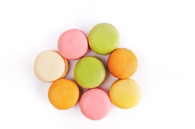 Beyaz arkaplanda izole edilmiş çiçek şeklindeki badem kurabiyelerinin üst görünümü