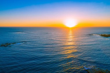 Okyanusun üzerinde parlayan gün batımı - fotokopi alanı ile minimalist deniz manzarası