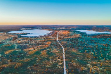 Çölde Kenyon ve Crosbie göllerinin arasından geçen yol.