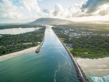 Gün batımında Camden Haven Körfezi 'nde yelken açan teknelerin hava görüntüsü. NSW, Avustralya