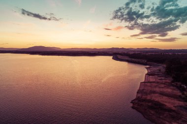 Avustralya 'daki manzaralı göl üzerinde alacakaranlık - hava manzarası