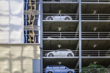 Melbourne, Avustralya - 20 Eylül 2017: Melbourne, Avustralya 'da çok katlı otopark binasına park edilen araçlar