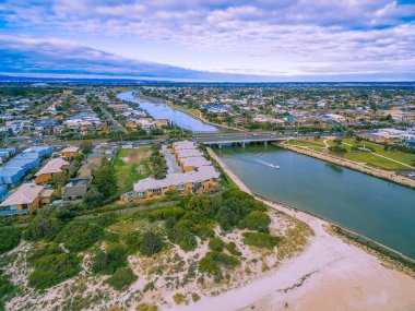 Şehir alanı ve nehir boyunca köprü manzarası