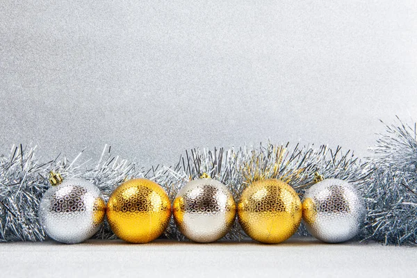 Rij Van Kerstballen Met Zilveren Knutsel Glitter Achtergrond Met Kopieerruimte — Stockfoto