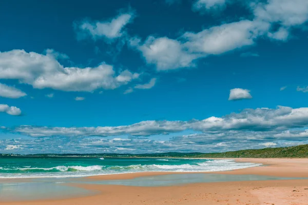 หาดมหาสม ทรท สวยงามในว แดดสดใสก เมฆป ขาว — ภาพถ่ายสต็อก