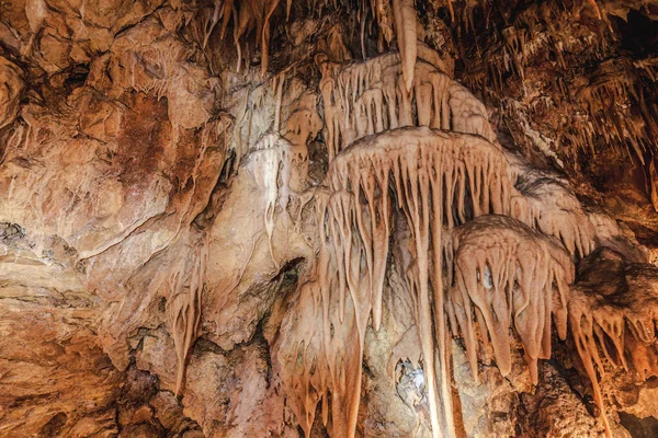 Zarte Geologische Tropfsteinformationen Einer Höhle — Stockfoto