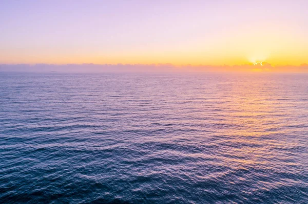 Güzel Minimalist Deniz Manzarası Suyun Üzerinde Gün Batımı Fotokopi Alanı — Stok fotoğraf