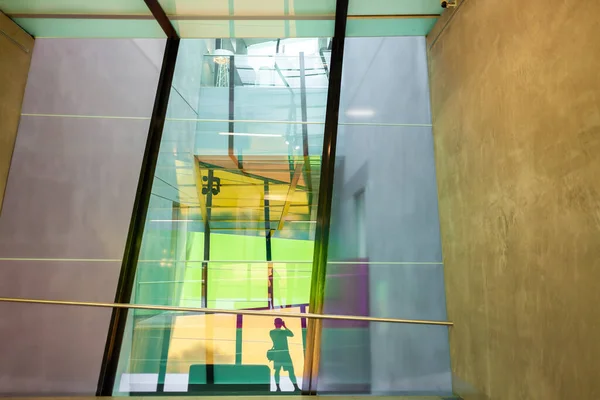 Silhueta Fotógrafo Tirar Fotos Refletindo Janelas Coloridas Altas Edifício Moderno — Fotografia de Stock