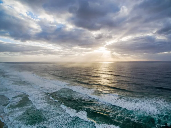 Solnedgång Strålar Över Havet Vågor Lynnig Himmel — Stockfoto