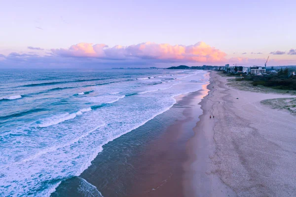 Gente Caminando Por Playa Atardecer Vista Aérea Gold Coast Queensland —  Fotos de Stock