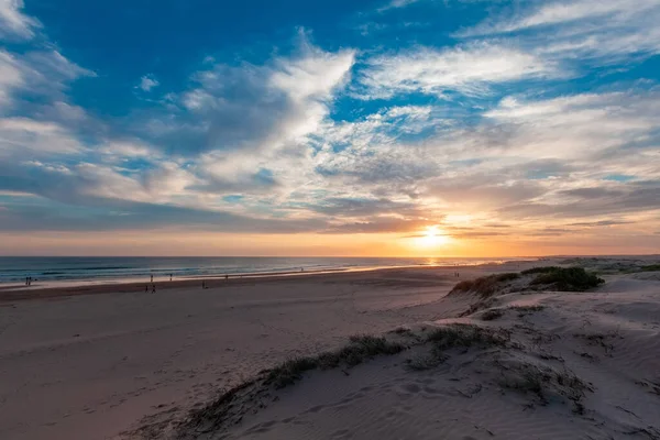 Folk Går Stranden Vid Solnedgången Australien — Stockfoto