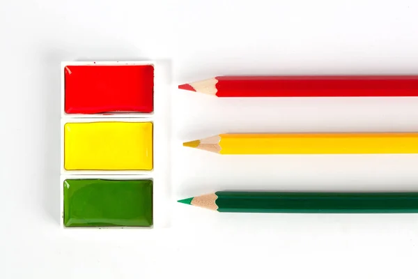 白色背景上的红色 绿色固体水彩笔和尖色铅笔 — 图库照片