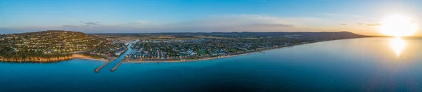 Brett Luftpanorama Över Morningtonhalvöns Kust Och Lyxiga Fastigheter Vid Solnedgången — Stockfoto