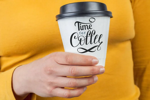 Női Kéz Kezében Eldobható Fehér Kávé Csésze Time Coffee Kézírással — Stock Fotó