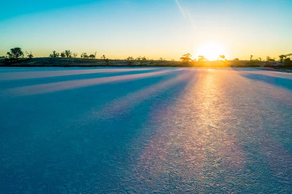 Matahari Terbenam Atas Danau Garam Padang Pasir — Stok Foto