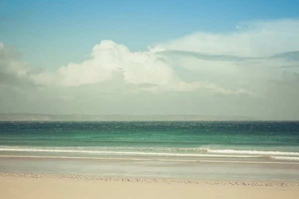 Όμορφη Παραλία Του Ωκεανού Ζεστή Καλοκαιρινή Μέρα Εικόνα Έχει Εφαρμοστεί — Φωτογραφία Αρχείου