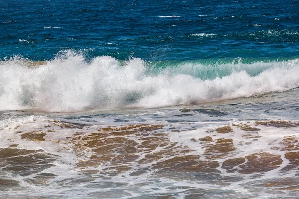 海底から砂と混合した波を粉砕 — ストック写真